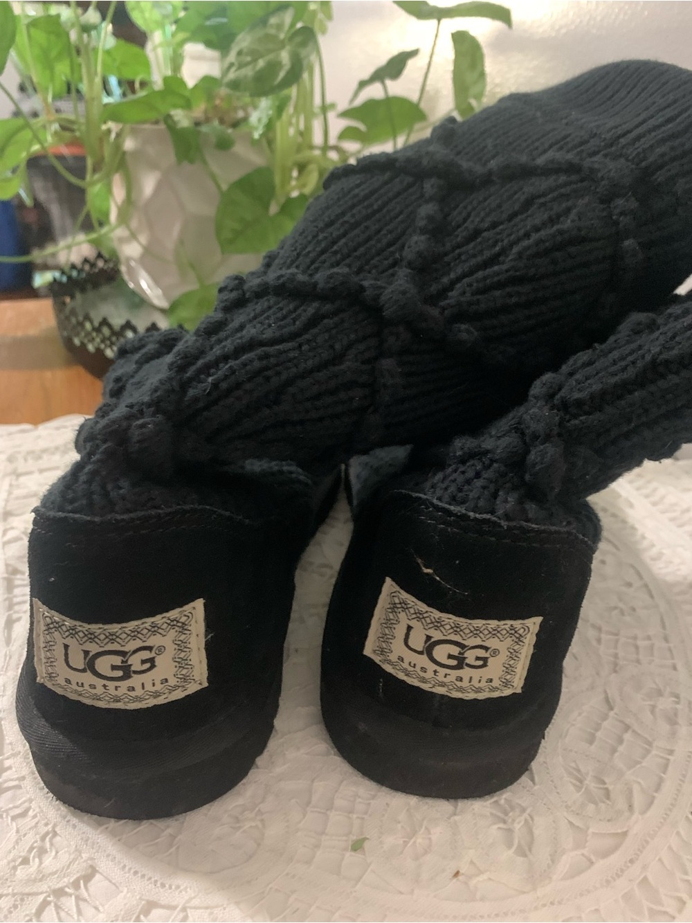 UGG 5879 Classic Argyle Knit Black
Boot Size 7 - Picture 3 of 12